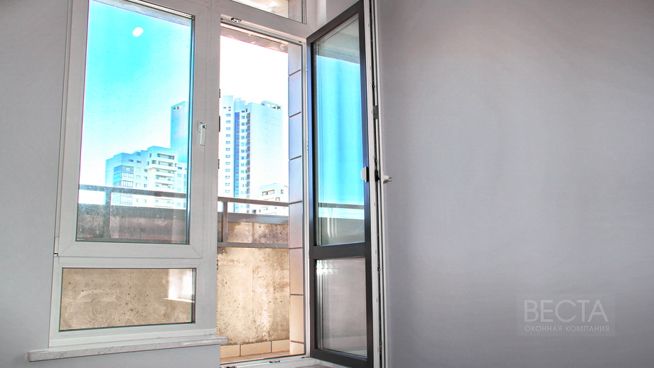 Балконный блок Рехау Интелио с открытой дверью серого цвета